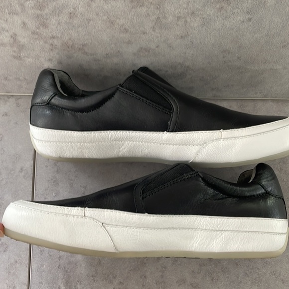 Vionic Black April Slip On Sneakers excellent condition leather arch support 7.5 - Picture 14 of 15